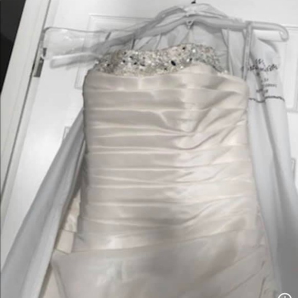 Alfred Angelo Wedding Gown - Picture 2 of 5